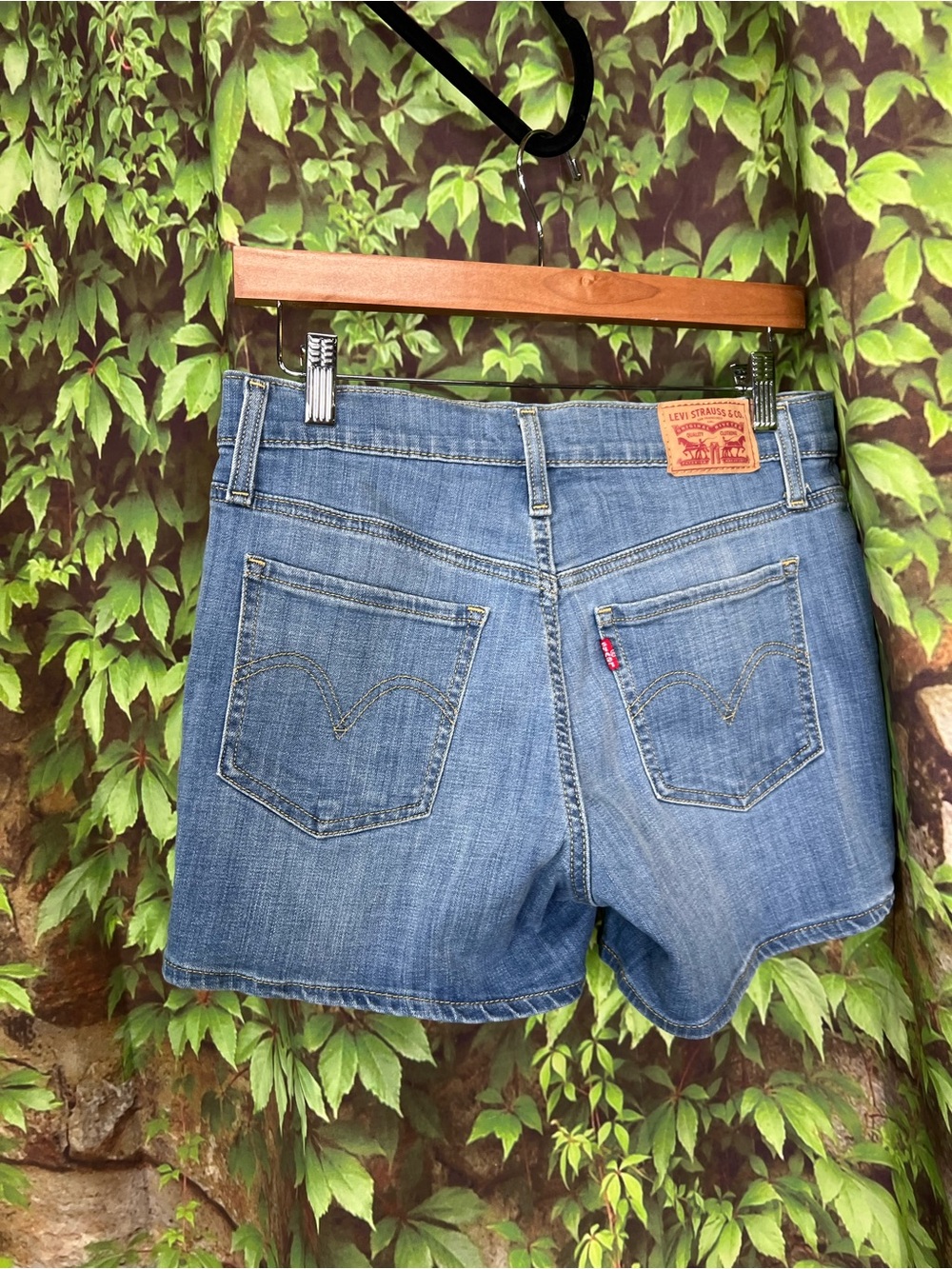LEVI'S Mid-Length Medium Wash Classic Five Pocket Summer Shorts, 27 - Picture 9 of 14